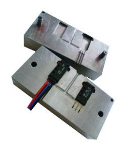 低壓注塑機(jī)傳感器注塑模具